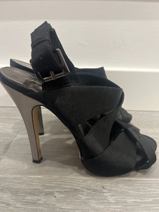 Sandalias de fiesta negras de raso tacón muy alto 