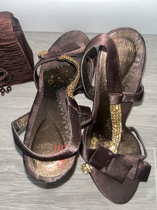 Sandalias y bolso a juego marrón  