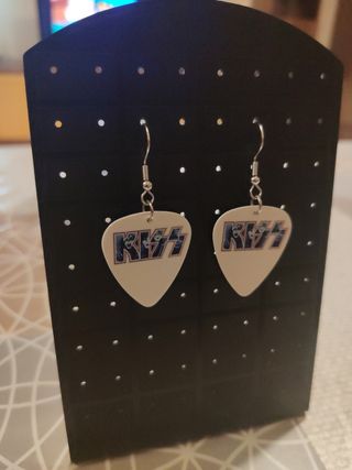 Pendientes logo banda kiss púa guitarra