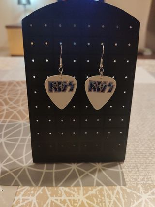 Pendientes logo banda kiss púa guitarra
