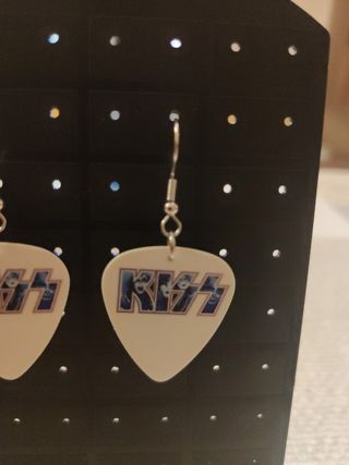 Pendientes logo banda kiss púa guitarra