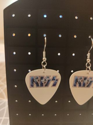 Pendientes logo banda kiss púa guitarra