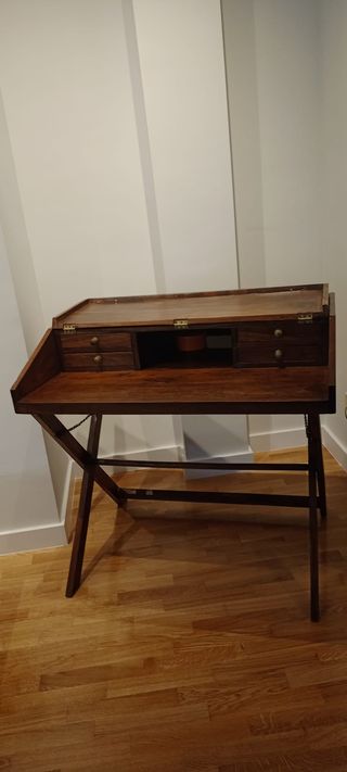 Conjunto colonial de escritorio y silla de campaña