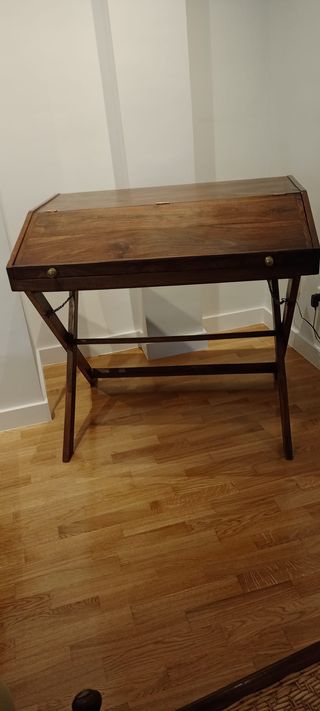 Conjunto colonial de escritorio y silla de campaña