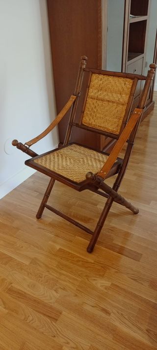 Conjunto colonial de escritorio y silla de campaña