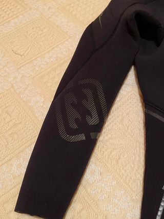 traje de neopreno 5/4/3 Billabong talla XS.