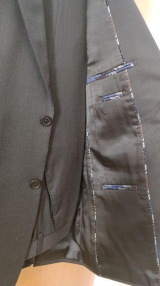 Traje de línea clásica gris oscuro rayas