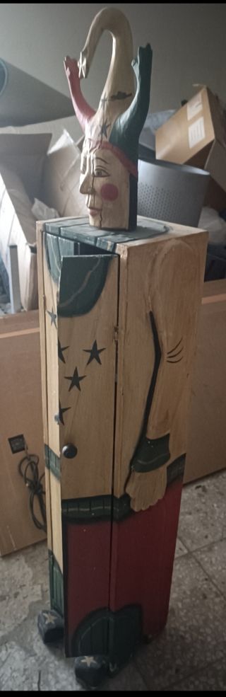 Vendo baúles y armario en madera tallada