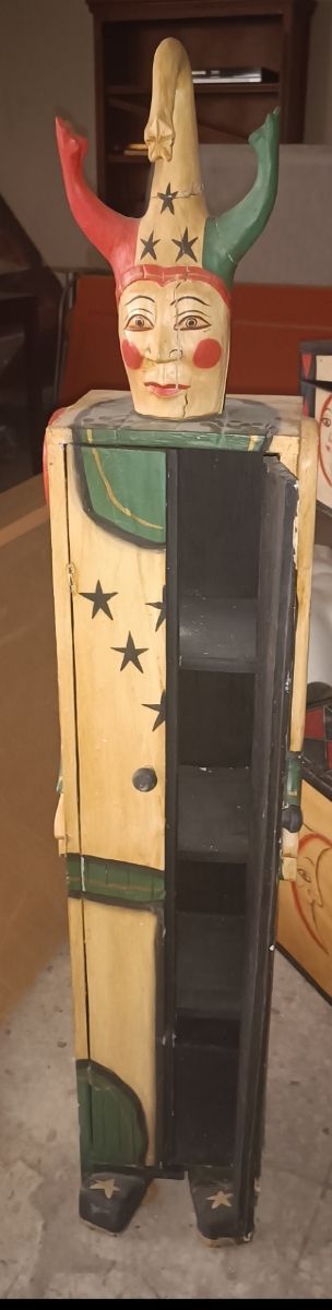 Vendo baúles y armario en madera tallada