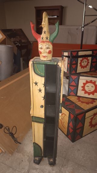 Vendo baúles y armario en madera tallada