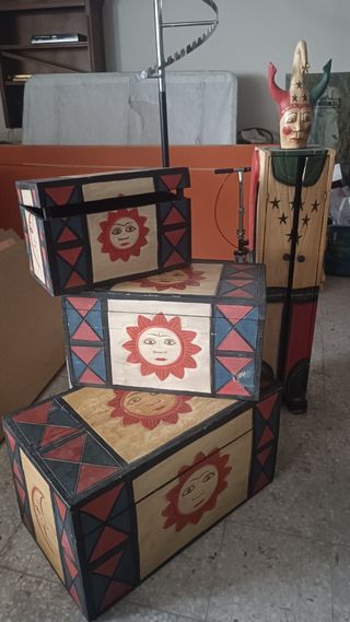 Vendo baúles y armario en madera tallada