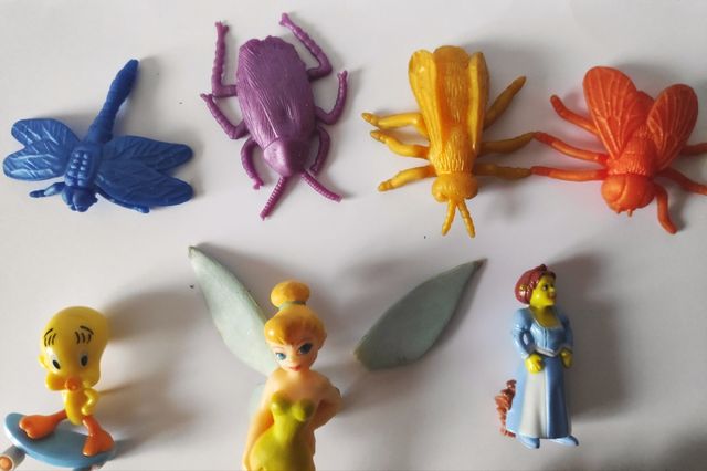 Lote de muñecos de plástico/pvc variados.