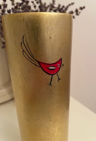 Jarrón y plato de decoración dorados