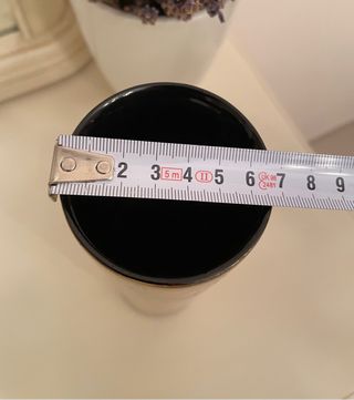 Jarrón y plato de decoración dorados