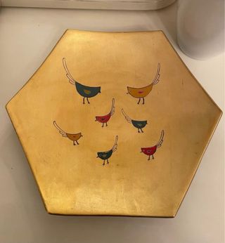 Jarrón y plato de decoración dorados