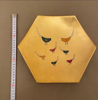 Jarrón y plato de decoración dorados