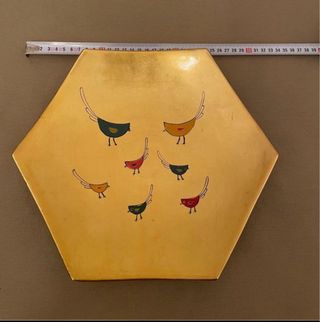 Jarrón y plato de decoración dorados