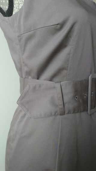 Vestido entallado con cinturón 