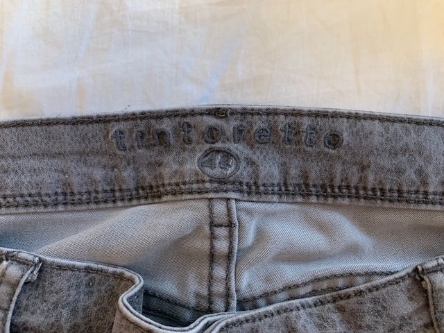Pantalón estampado serpiente gris