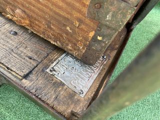 antiguo carro de bicicleta de madera y hierro