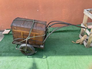 antiguo carro de bicicleta de madera y hierro