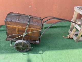 antiguo carro de bicicleta de madera y hierro