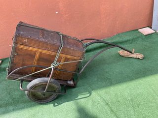 antiguo carro de bicicleta de madera y hierro