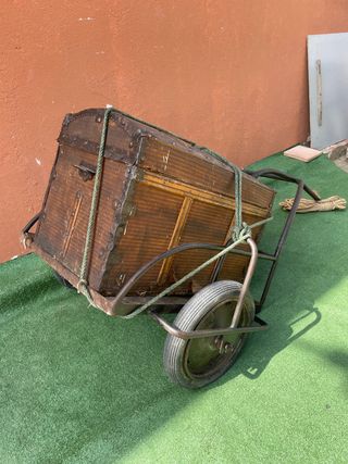 antiguo carro de bicicleta de madera y hierro