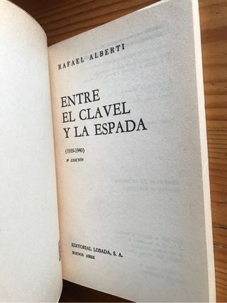 Entre el clavel y la espada