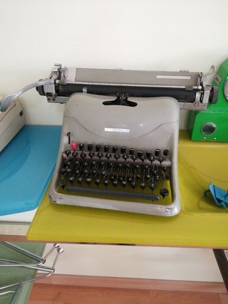 máquina de escribir antigua