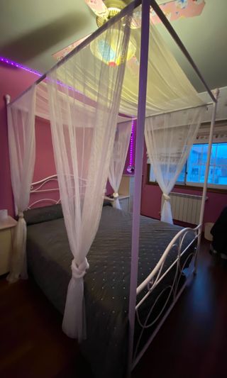 Cama de forja con dosel
