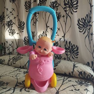 Muñeca con carrito y biberón