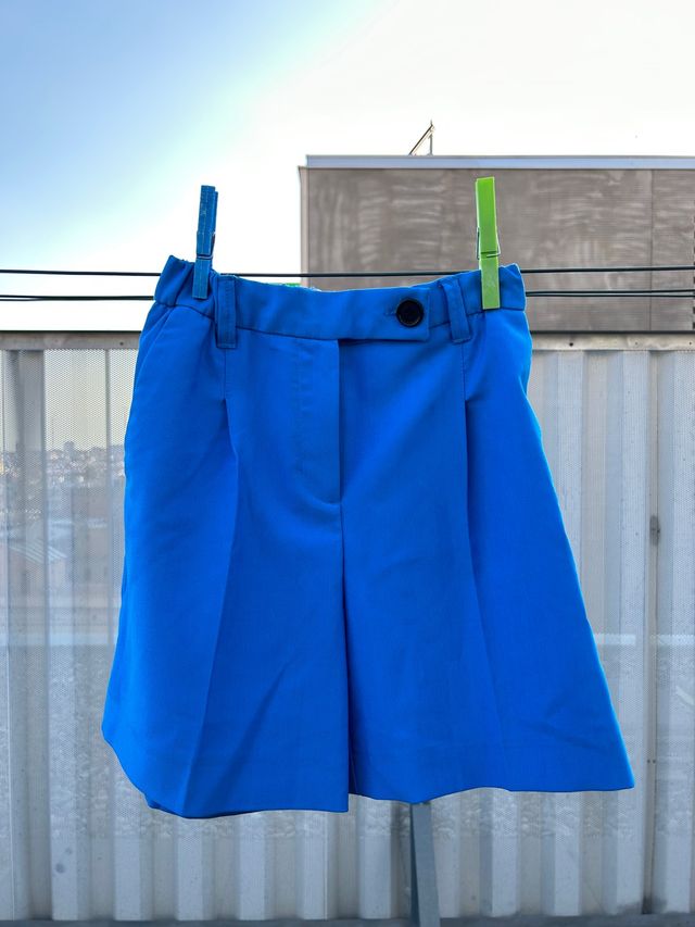 short corte clasico, de pinzas tiro alto