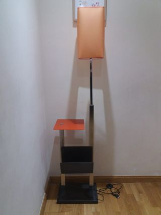 Lámpara de pie con mesita y revistero
