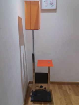 Lámpara de pie con mesita y revistero