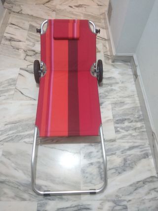 Tumbona de playa o piscina con ruedas