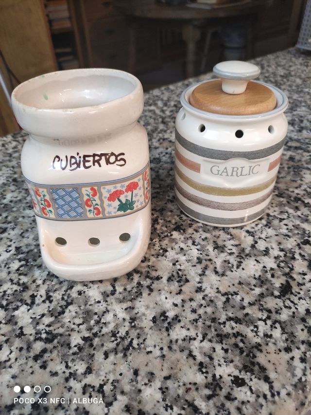 Lote de 2 tarros de cocina por 6 euros.