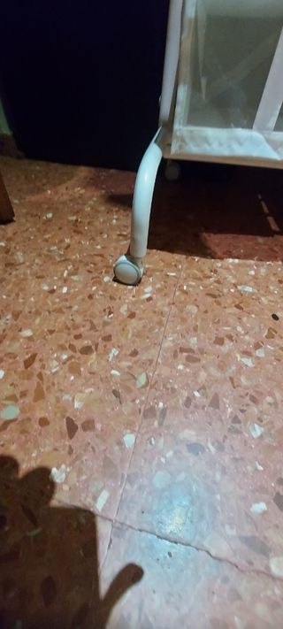 Burro de ikea y  accesorios para guardar cosas