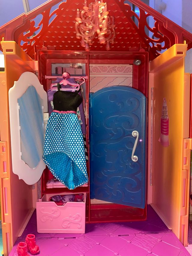 La Casa de la Barbi con tutti i suoi accessori