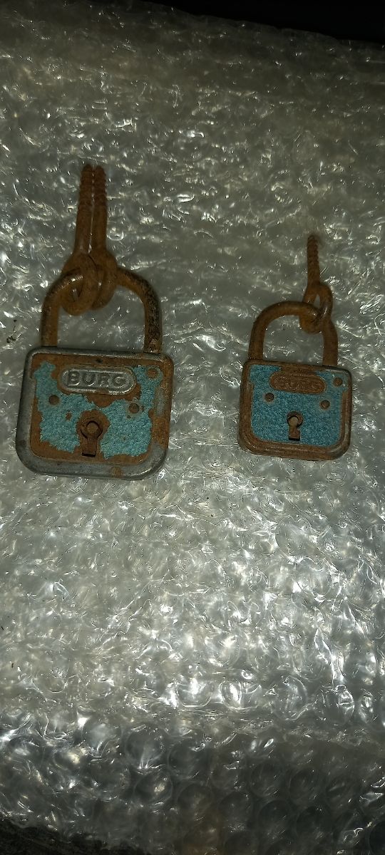 Pareja de candados antiguos