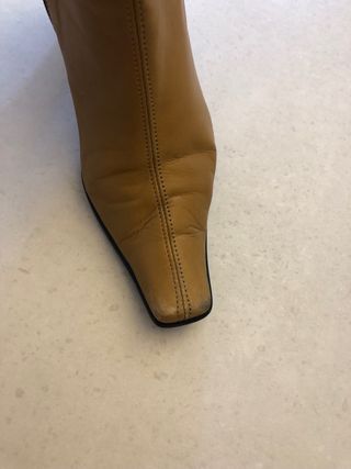 Botas altas de piel de color camel