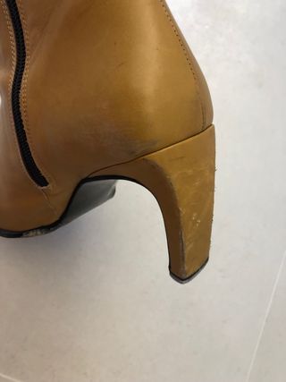 Botas altas de piel de color camel