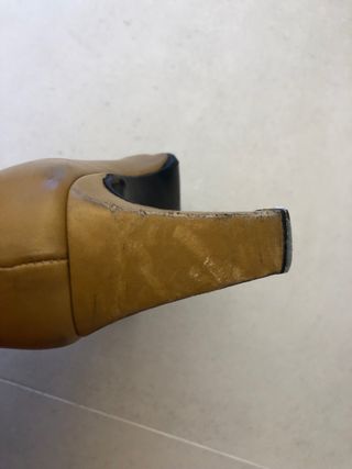 Botas altas de piel de color camel