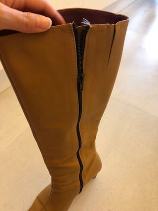 Botas altas de piel de color camel