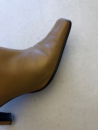 Botas altas de piel de color camel