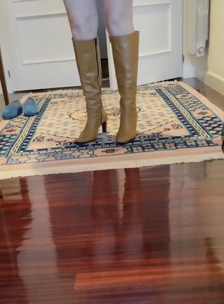 Botas altas de piel de color camel