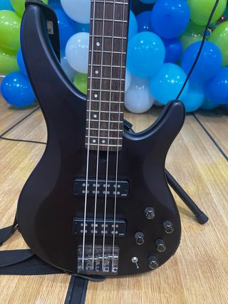 Bajo Yamaha