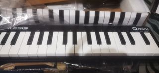 Teclado MIDI Alesis QMINI
