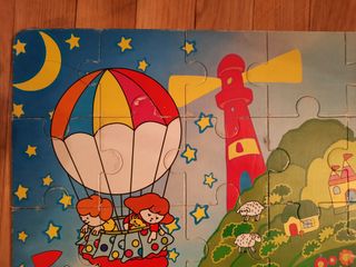 Puzzle escena coche globo con bote madera