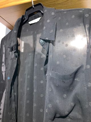 Camisa negra de puntos